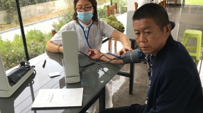 景泰玻璃邀請連云港長壽醫(yī)院體檢科醫(yī)務(wù)人員來公司對公司員工進(jìn)行職業(yè)健康體檢